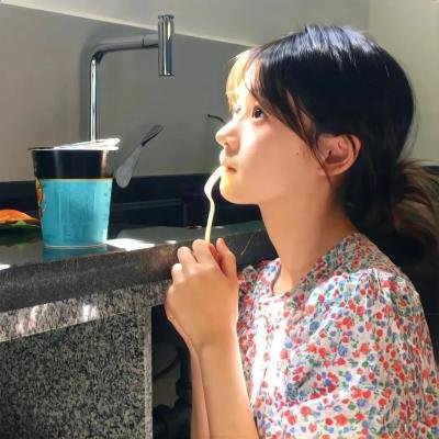 像两滴水